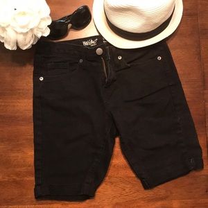 Mid-rise black Bermuda Shorts